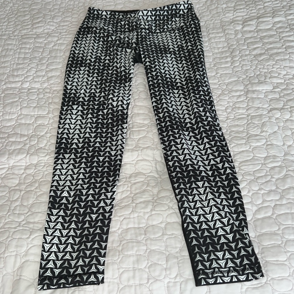 NWOT!   Victoria’s Secret Sport Medium Rise Black/White Knockout Tight